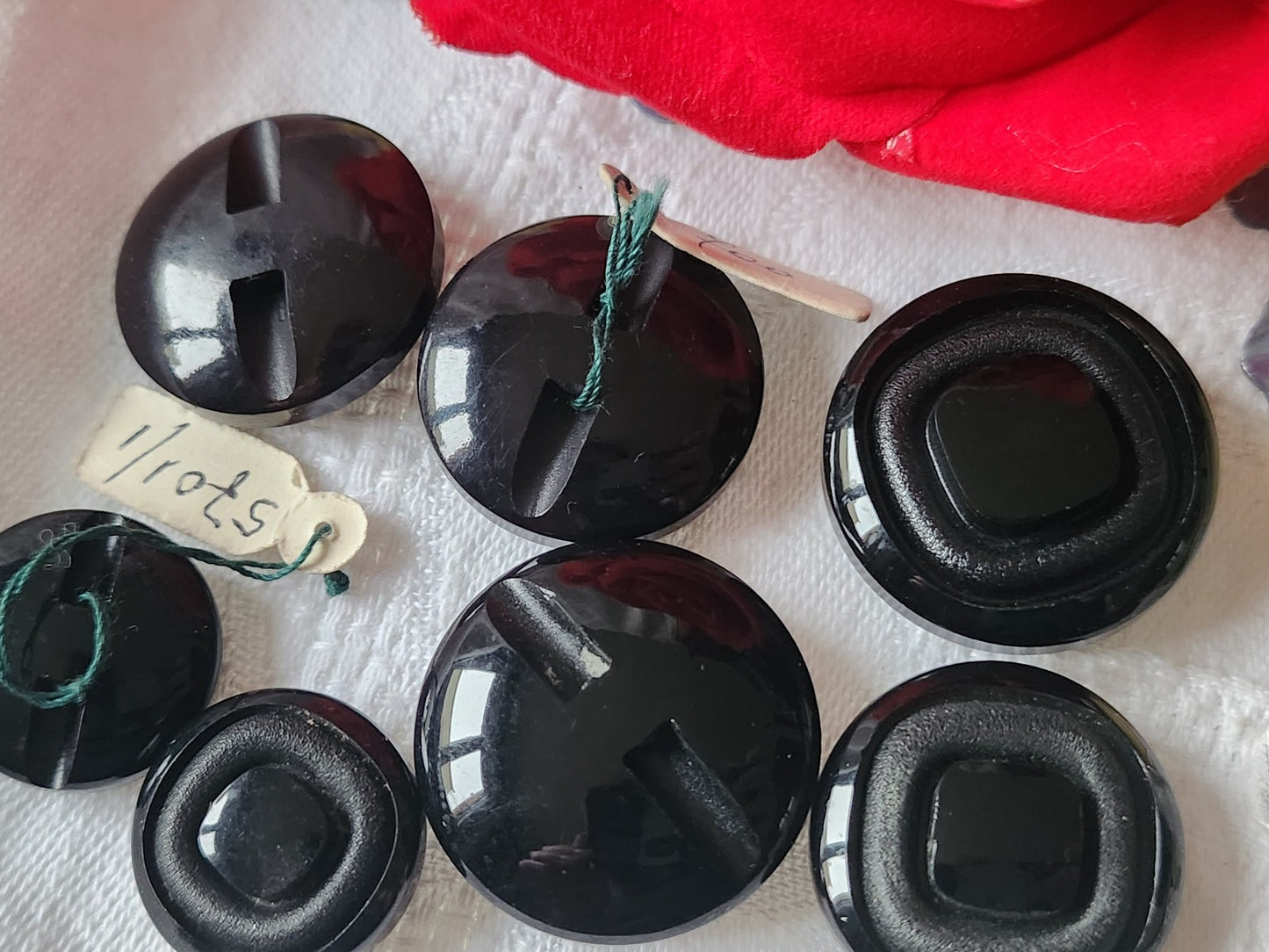 Lot 7  boutons vintage noir etiquette panaché pied 1,9 à 2,6 cm  ref 2314