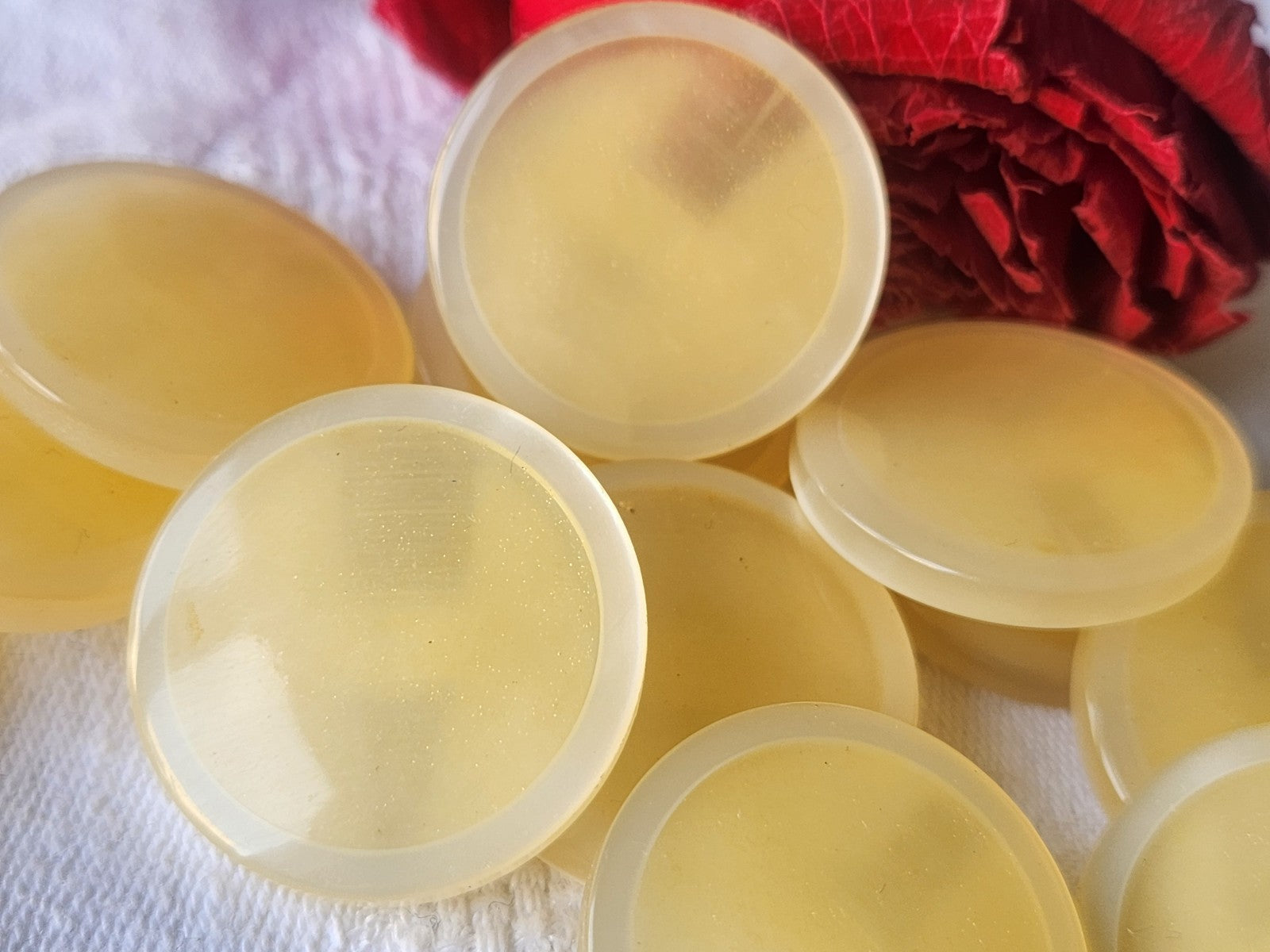 Lot 6 gros boutons vintage blanc nacré coeur pied 2,7 cm ref 3767