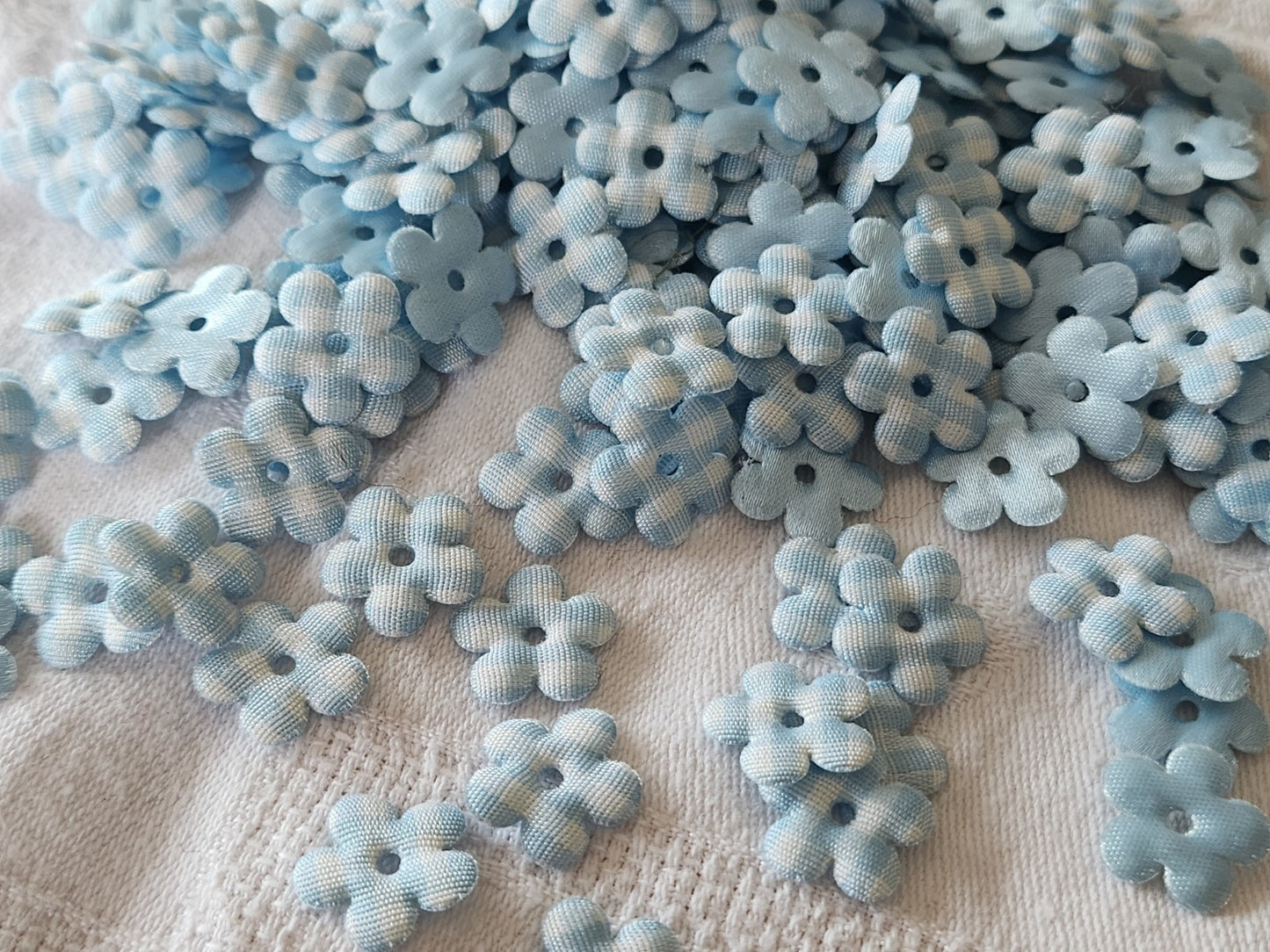 Lot  50 fleurs bleu carreau   tissu customisation 1,5 cm  embellissement T2