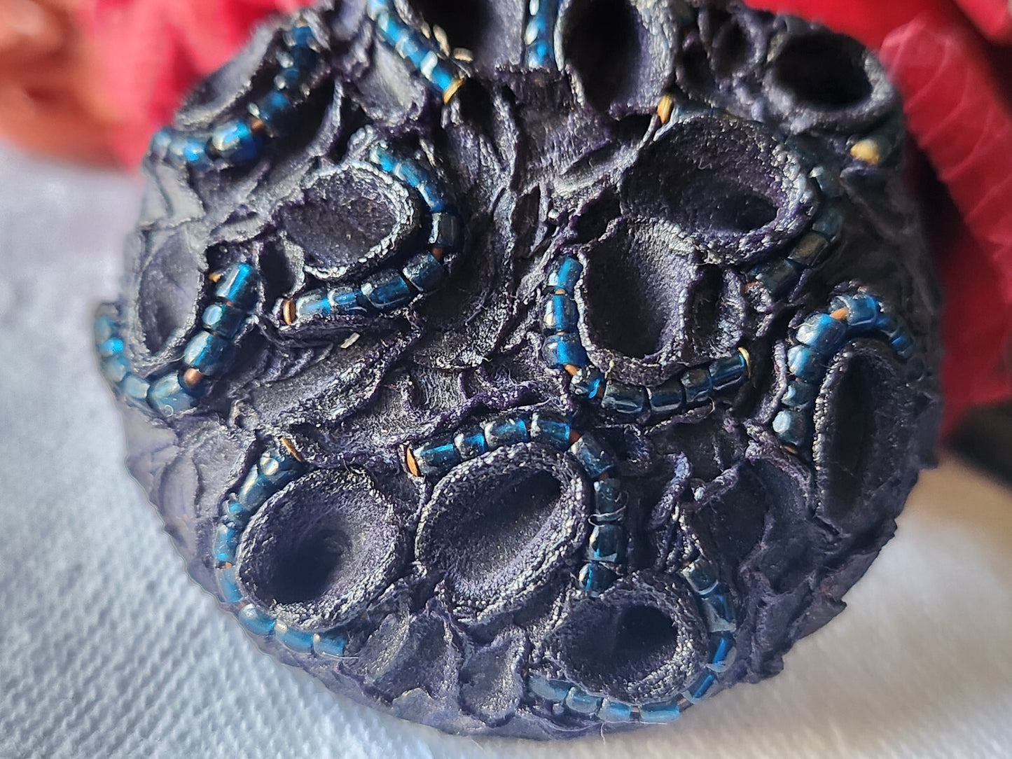 Enorme bouton vintage bleu chaine perlé  pied 4,3 cm ref 2644