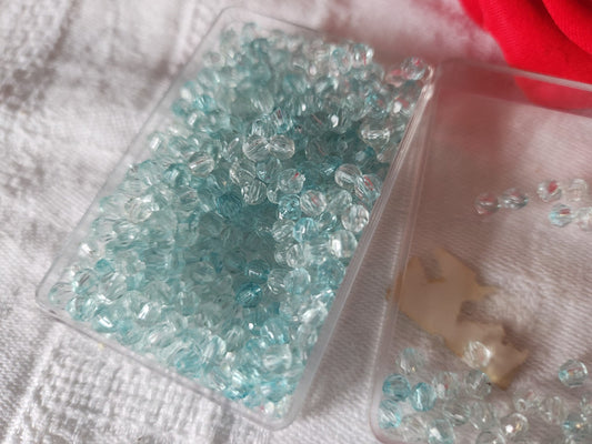 Lot environ 14 grammes de perles de toupie acrylique bleu 3 mm  n°23