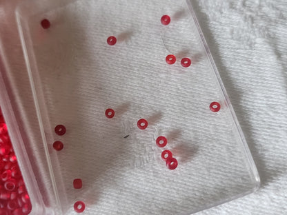 Lot environ 20 grammes de perles de rocaille rouge mat   n°14