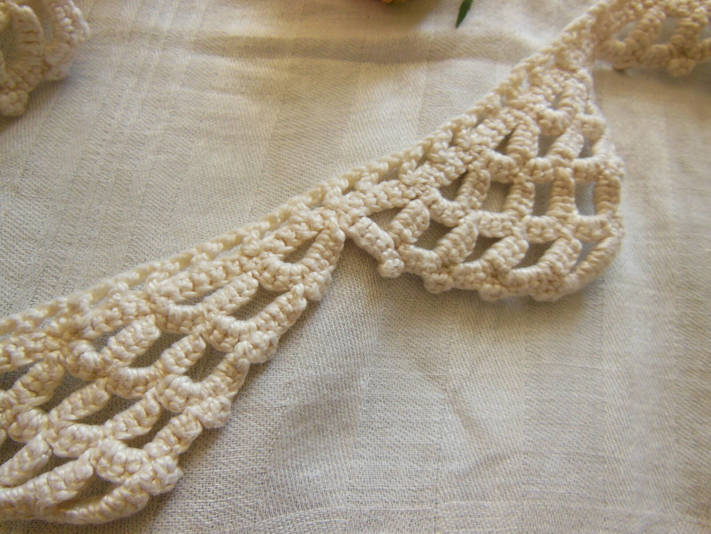 Dentelle ancienne épaisse crochet triangle 2 m 25 su r 5,5 cm B6