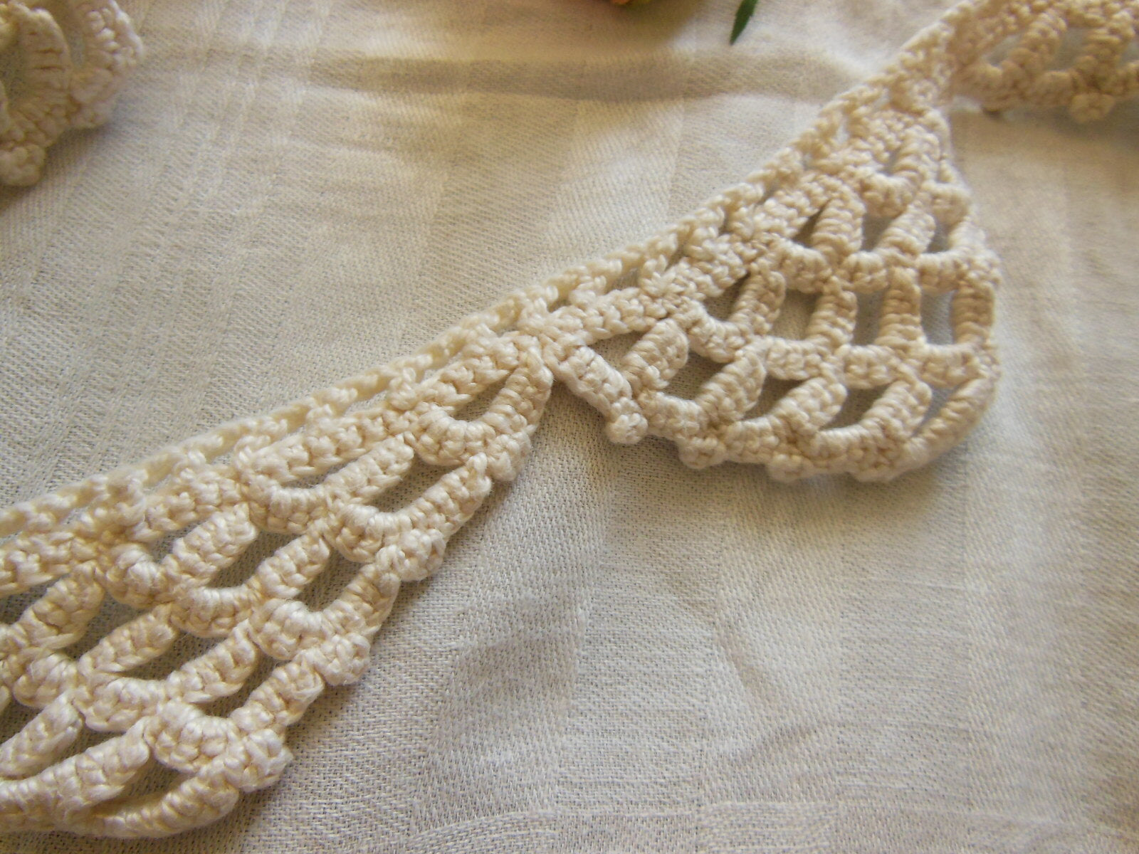 Dentelle ancienne épaisse crochet triangle 2 m 25 su r 5,5 cm B6
