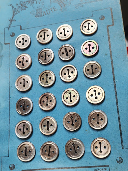 Plaque 24 boutons anciens en nacre gris 1,2 cm année 20/30 N°9