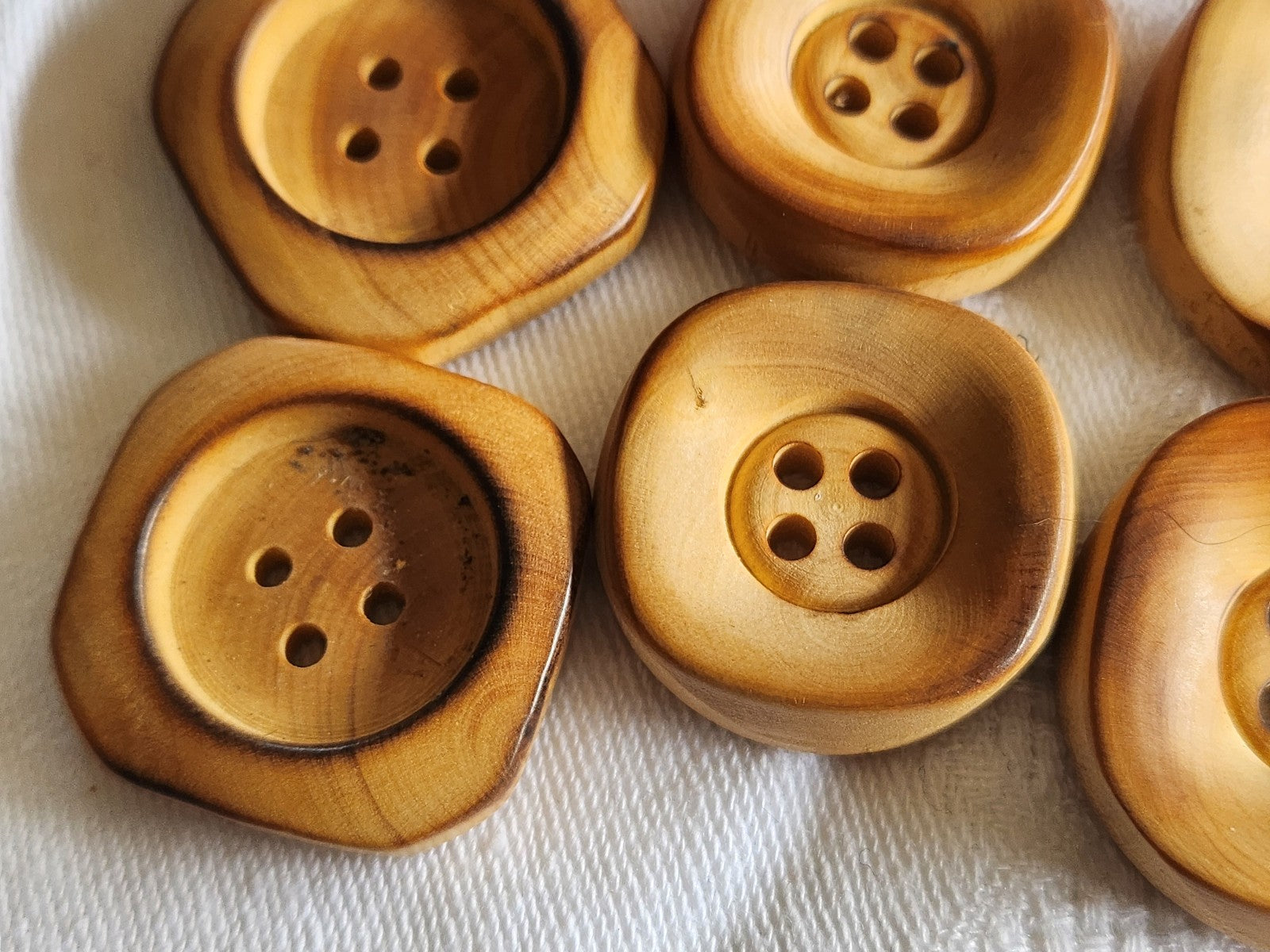 Lot 6 gros boutons anciens en bois brut 2,7 à 3,2 cm à trous  ref 1461