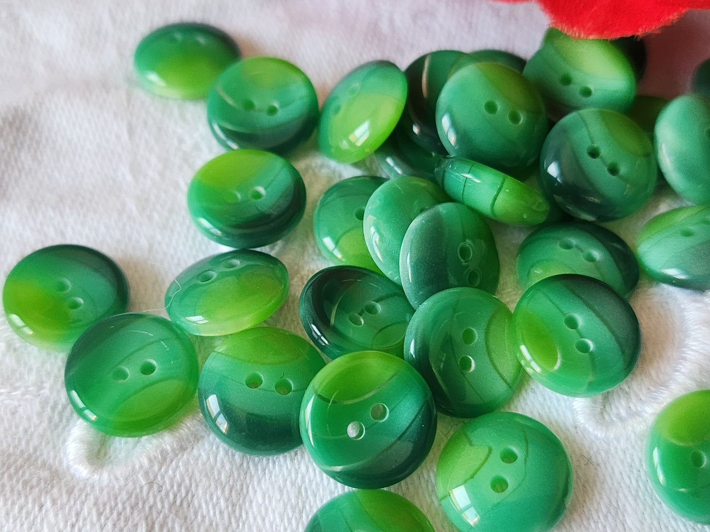 Lot 32 boutons vintage camaieu vert trous 1,1 cm ref 1656