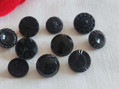 Lot 10 boutons anciens vintage  en verre noir  panaché 1,1 à 1,3 cm ref 6236