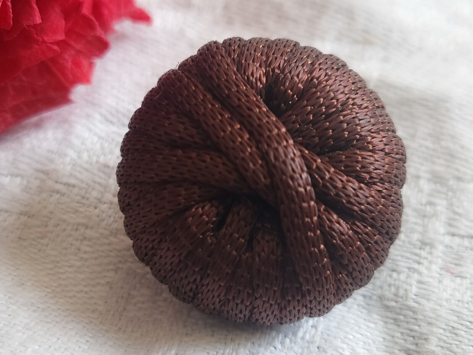 Bouton ancien passementerie marron boule monture resine pied métal  2,4 cm  G13O