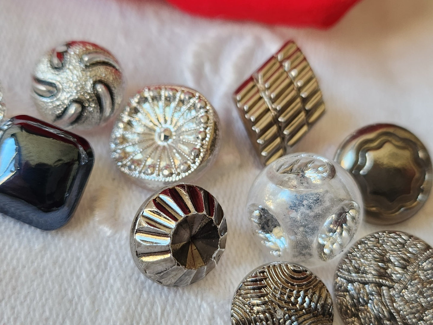 Lot 10 boutons anciens en verre argenté panaché 1,1 à 1,4 cm ref 1693
