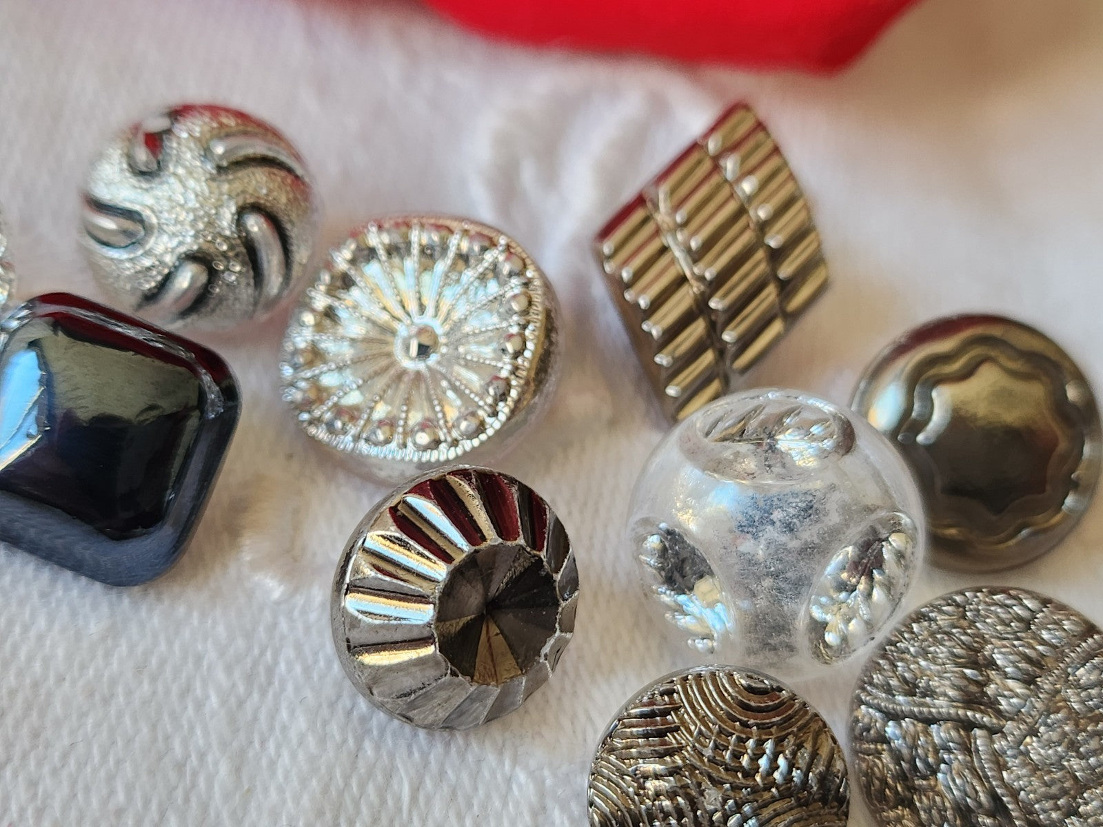 Lot 10 boutons anciens en verre argenté panaché 1,1 à 1,4 cm ref 1693