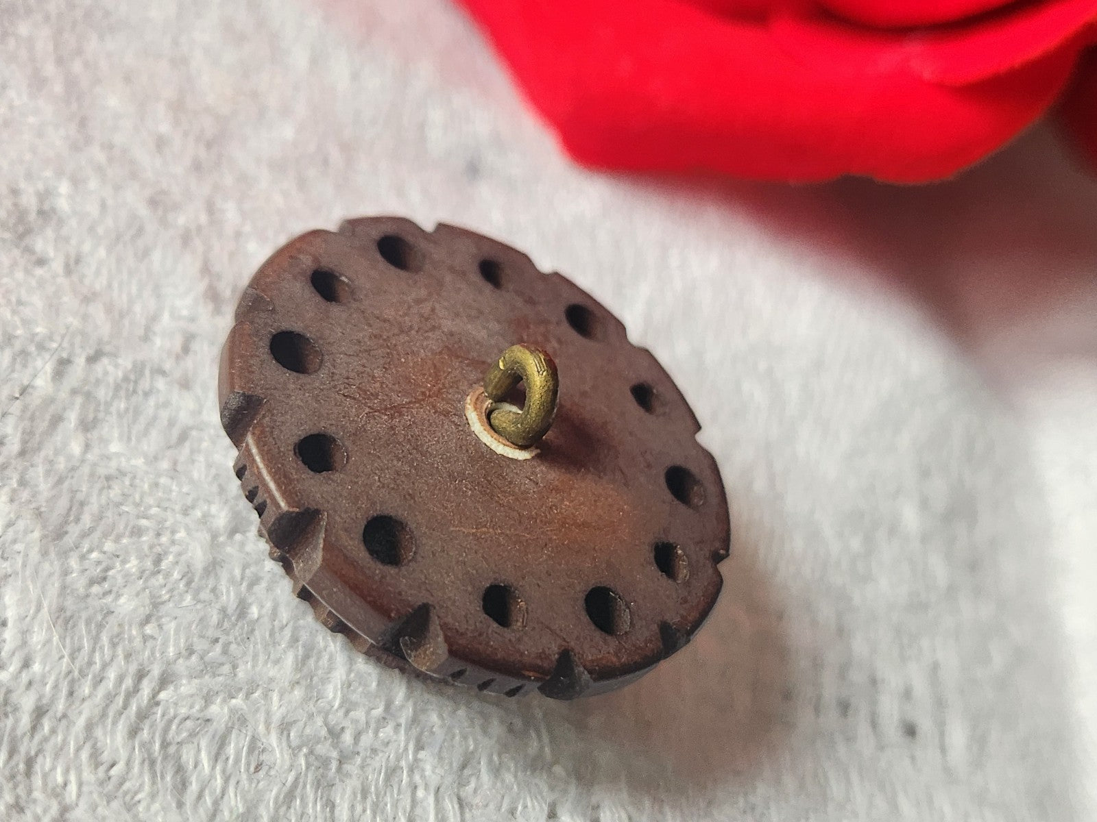 Gros bouton ancien collection marron sculpté joli ajouré motif 2,6 cm ref 3225