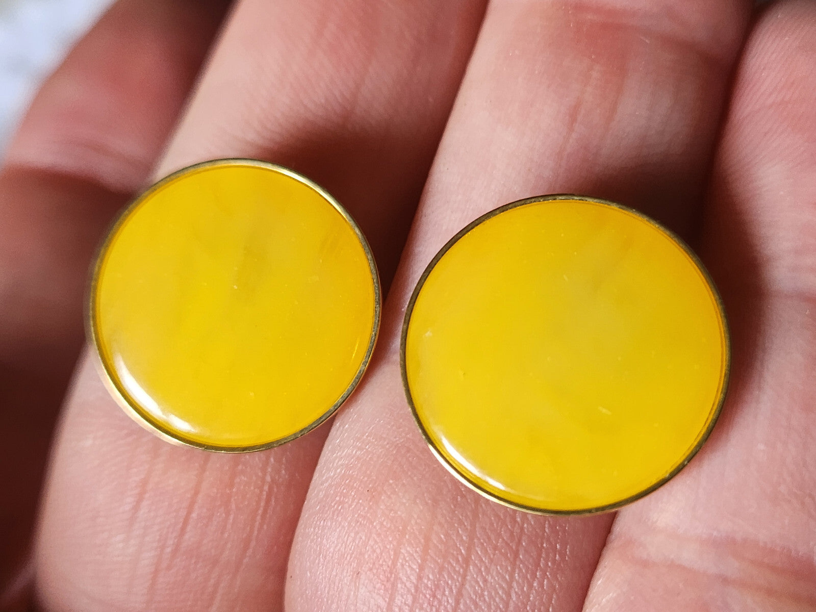 Lot 6 jolis  boutons vintage jaune  cercle metal doré pied 1,8 cm ref 2244