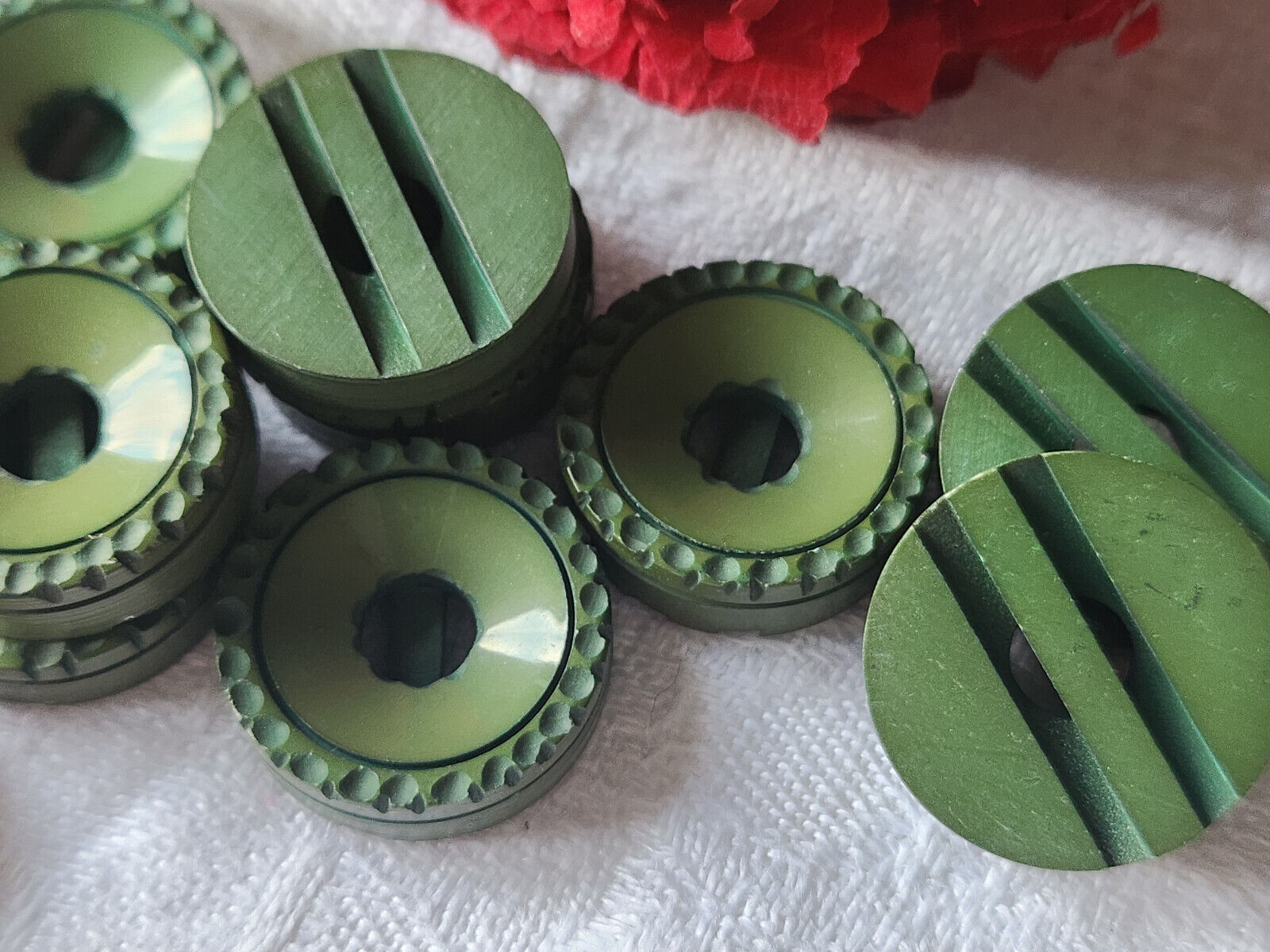 Lot 12 boutons vintage large passants vert bord travaillé trous 1,8 cm ref 1347
