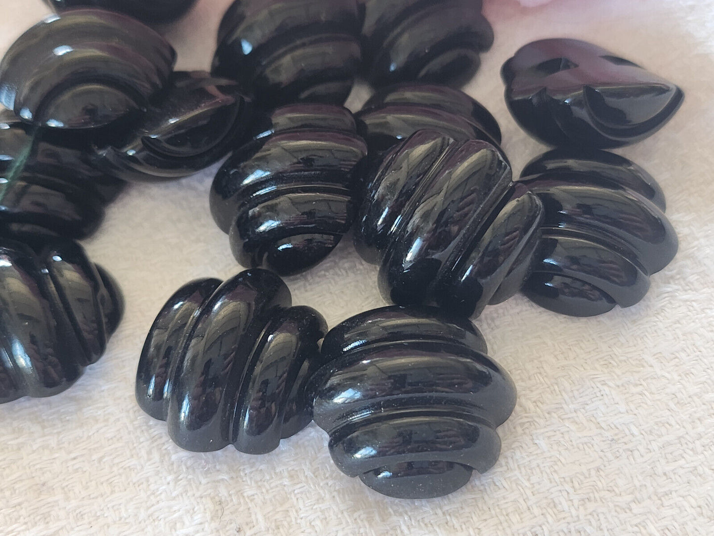 Lot 6  boutons vintage noir forme original pied plat 2 cm sur 2,1 cm ref 0056