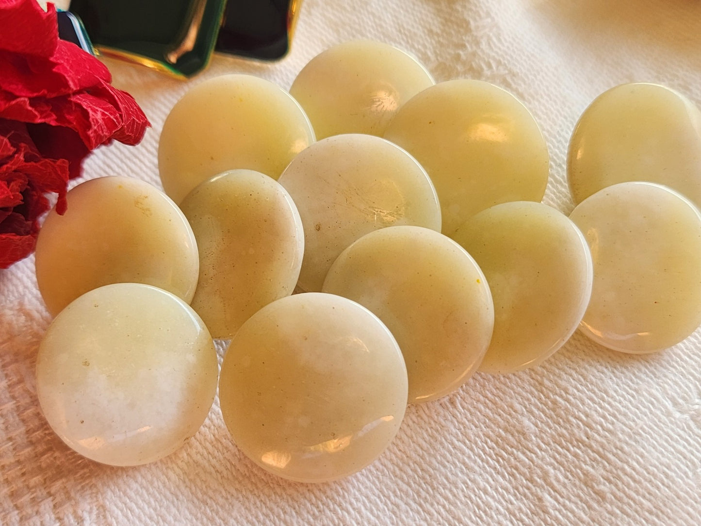 Lot 12 boutons anciens en verre  pied en pate de verre blanc 1,8 cm ref 5727