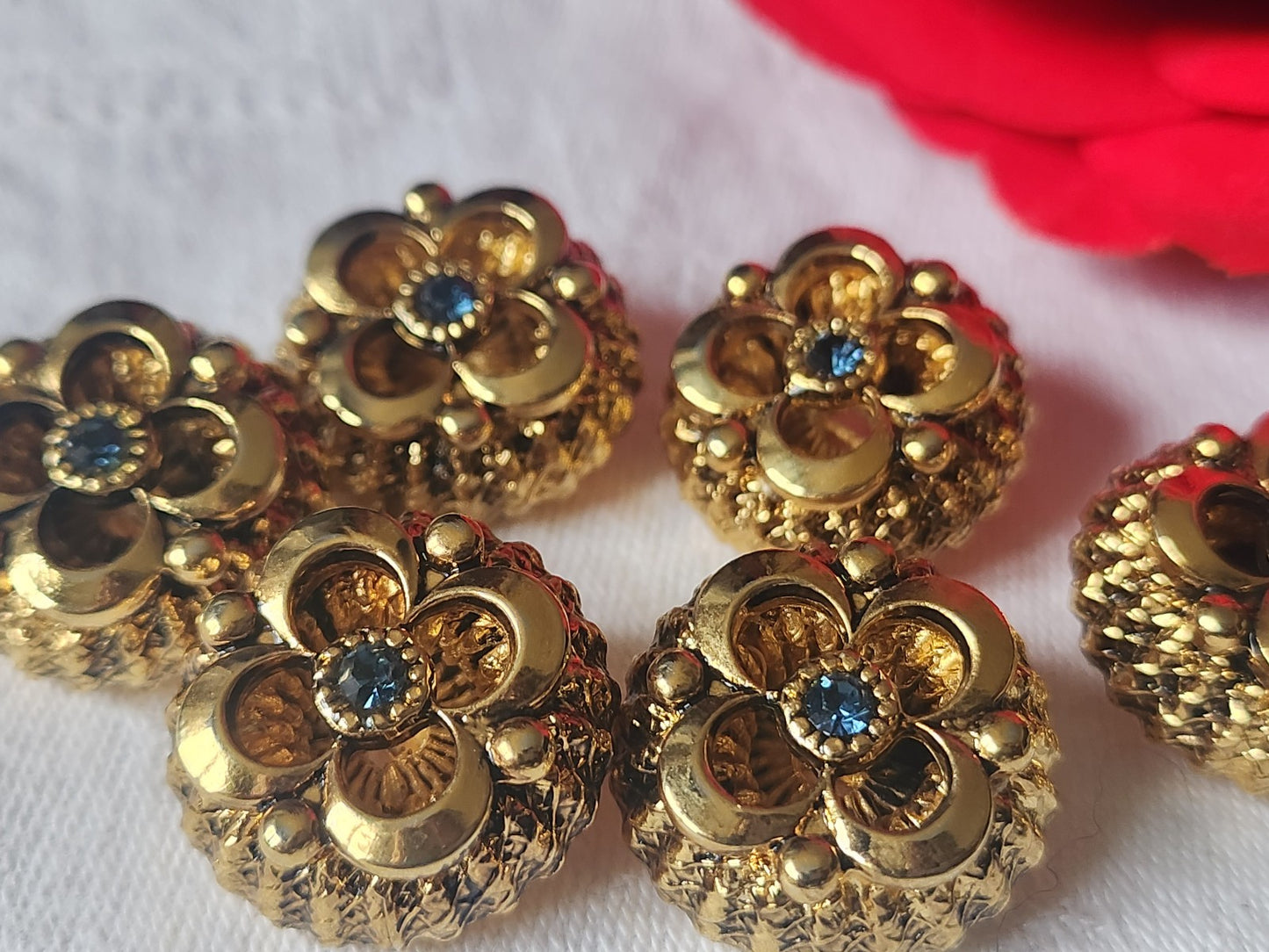 Lot 5 boutons vintage en métal doré volume coeur strass bleu 1,5 cm ref 3887