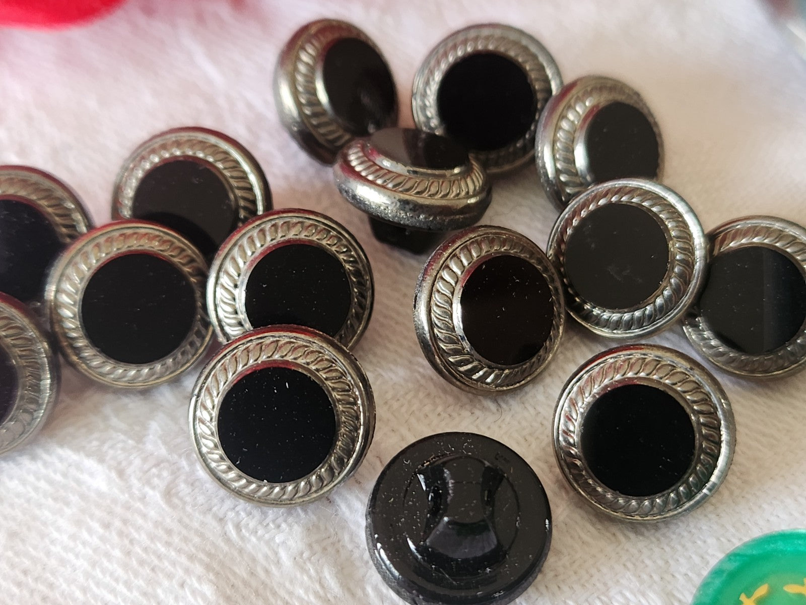 Lot 7  boutons anciens en verre noir argenté vintage 1,1 cm ou 11 mm ref 6403