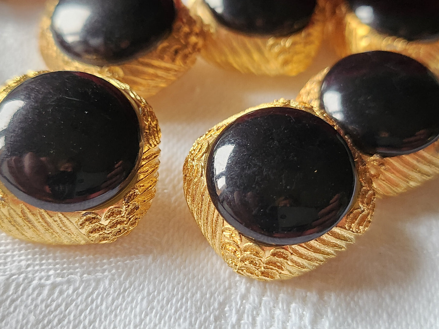 Lot 6 boutons vintage doré noir résine sculpté jolis pied  2,1 cm ref 2970