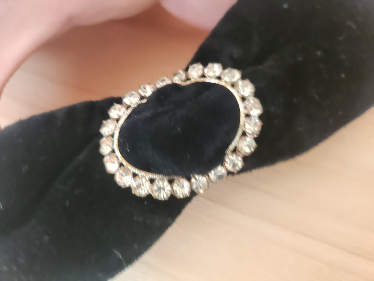 Grand noeud ancien en velours noir avec passant metal et strass 17 cm B8