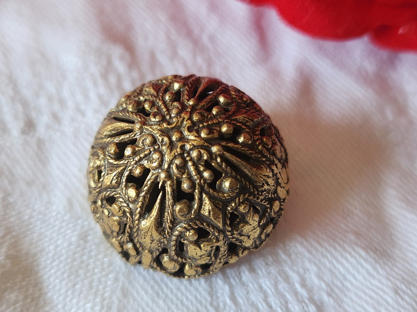 Gros bouton ancien en métal ajouré 2,3 cm dentelle doré vintage G4C