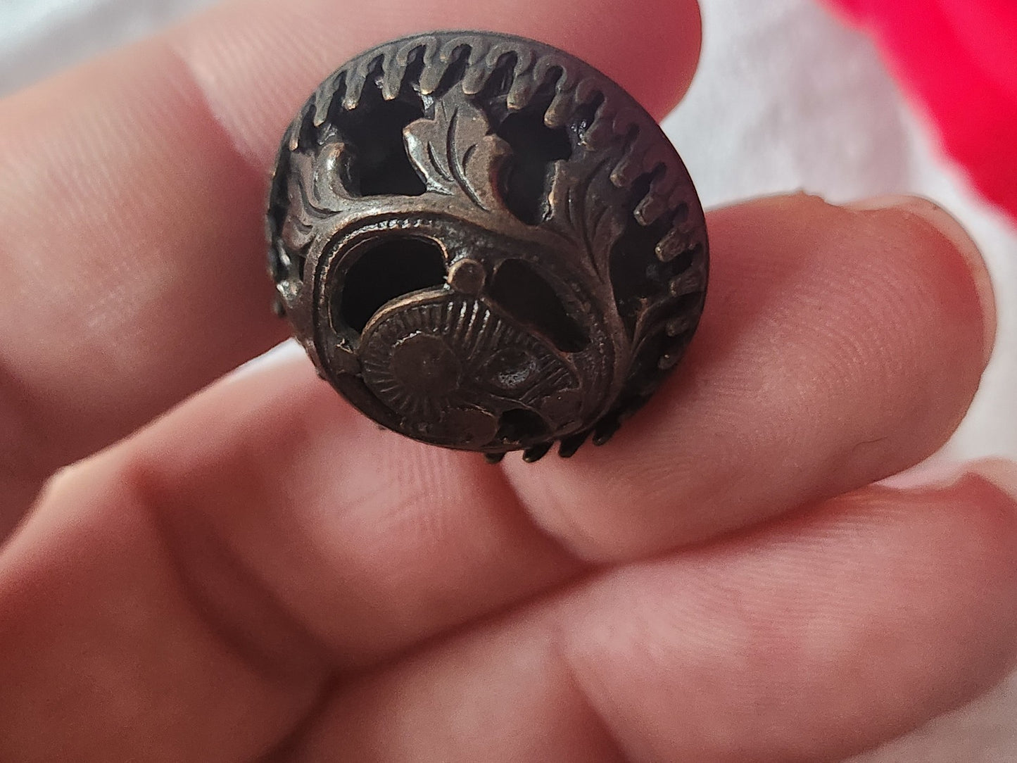 Gros bouton ancien en métal ajouré 2,3 cm   vintage ref 5868