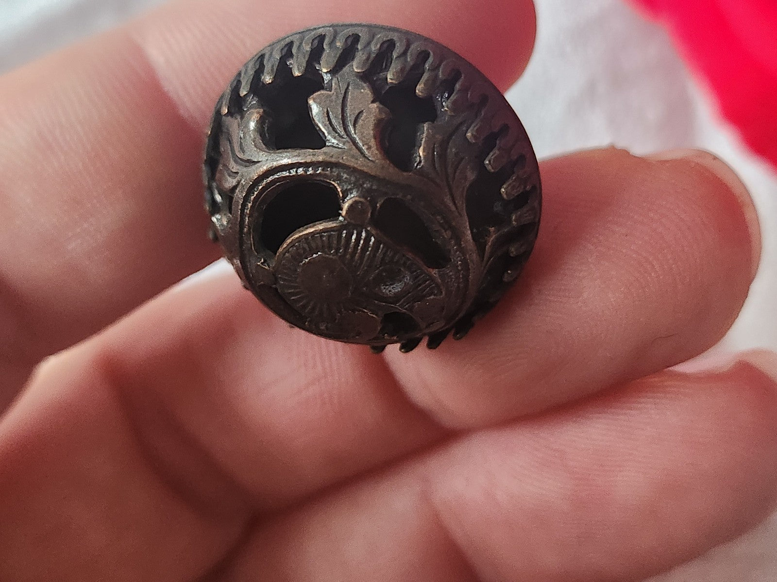 Gros bouton ancien en métal ajouré 2,3 cm   vintage ref 5868