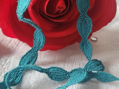 Dentelle galon vintage  bleu coton 3 métres sur 1 cm A1