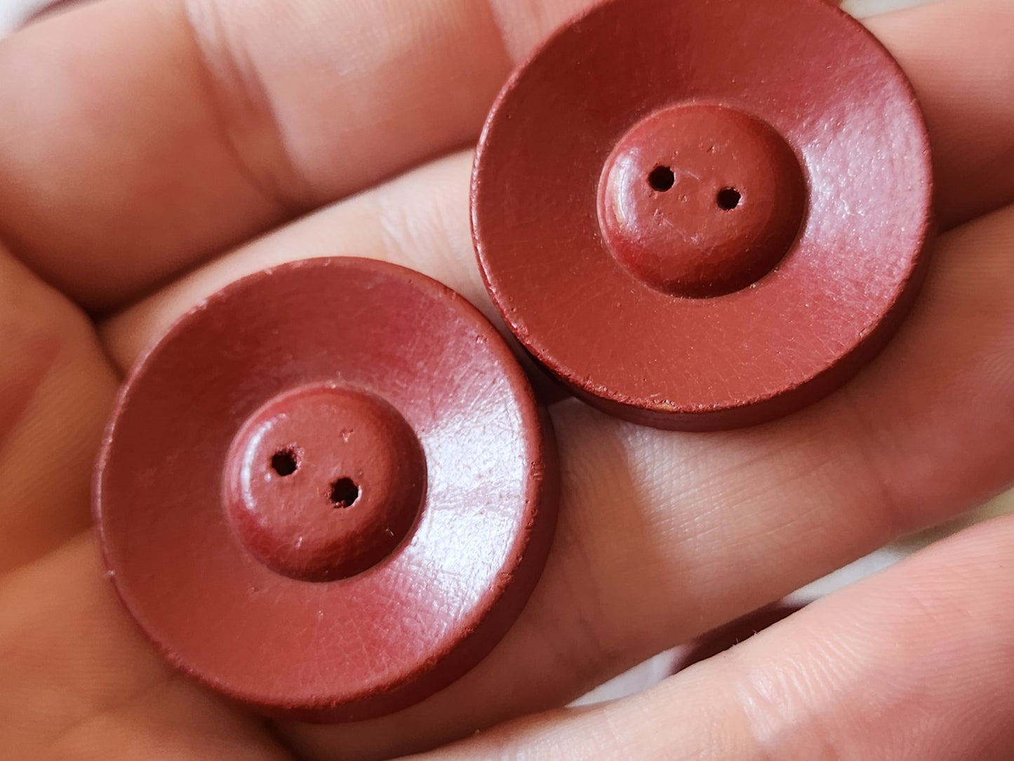 Lot 11 gros boutons anciens en bois rouge à trous 3 cm trous ref 6048