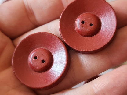 Lot 11 gros boutons anciens en bois rouge à trous 3 cm trous ref 6048