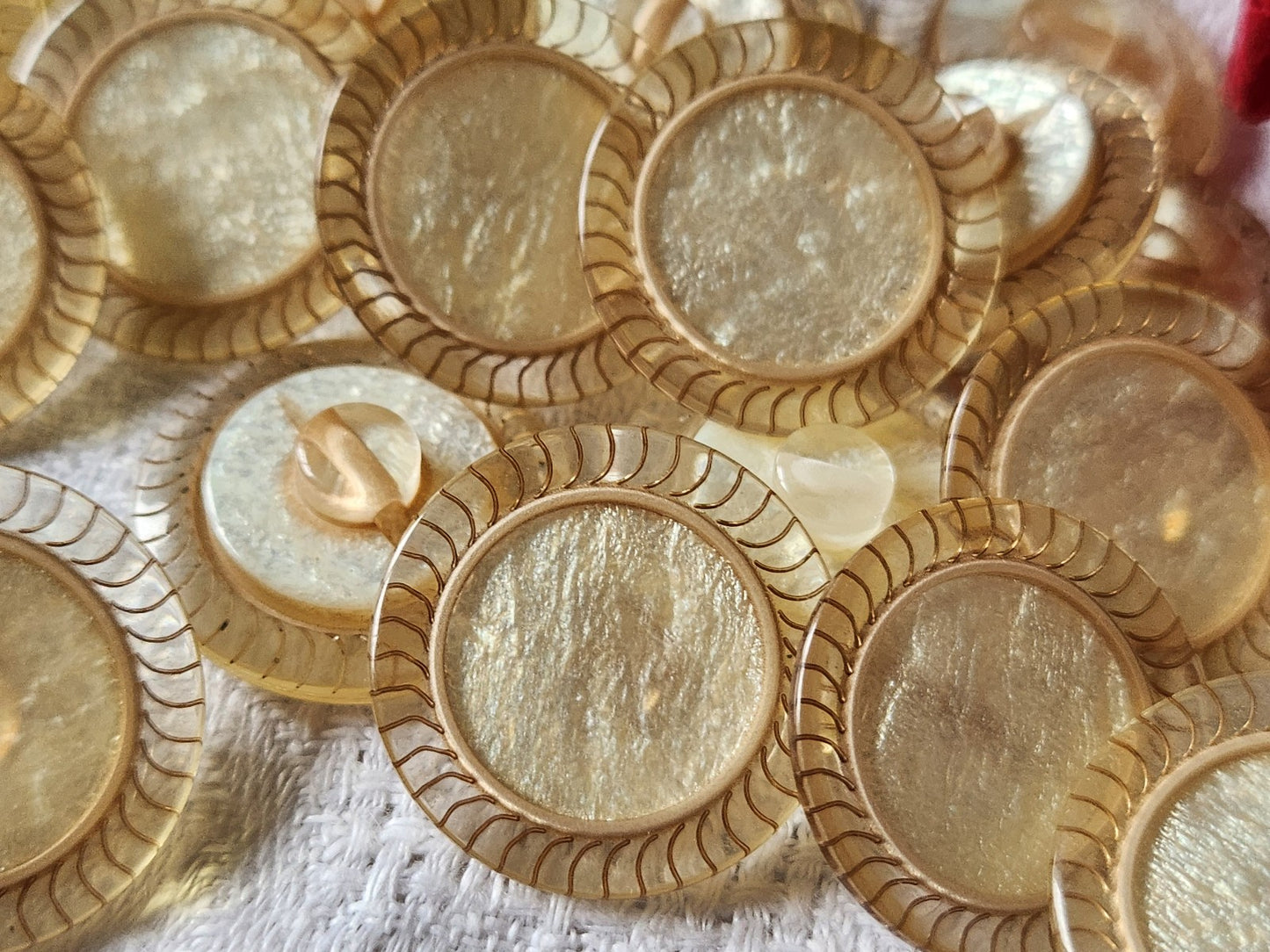 Lot 6 boutons vintage coeur créme satiné nacré pied 2,3 cm ref 2742