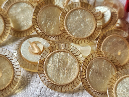 Lot 6 boutons vintage coeur créme satiné nacré pied 2,3 cm ref 2742