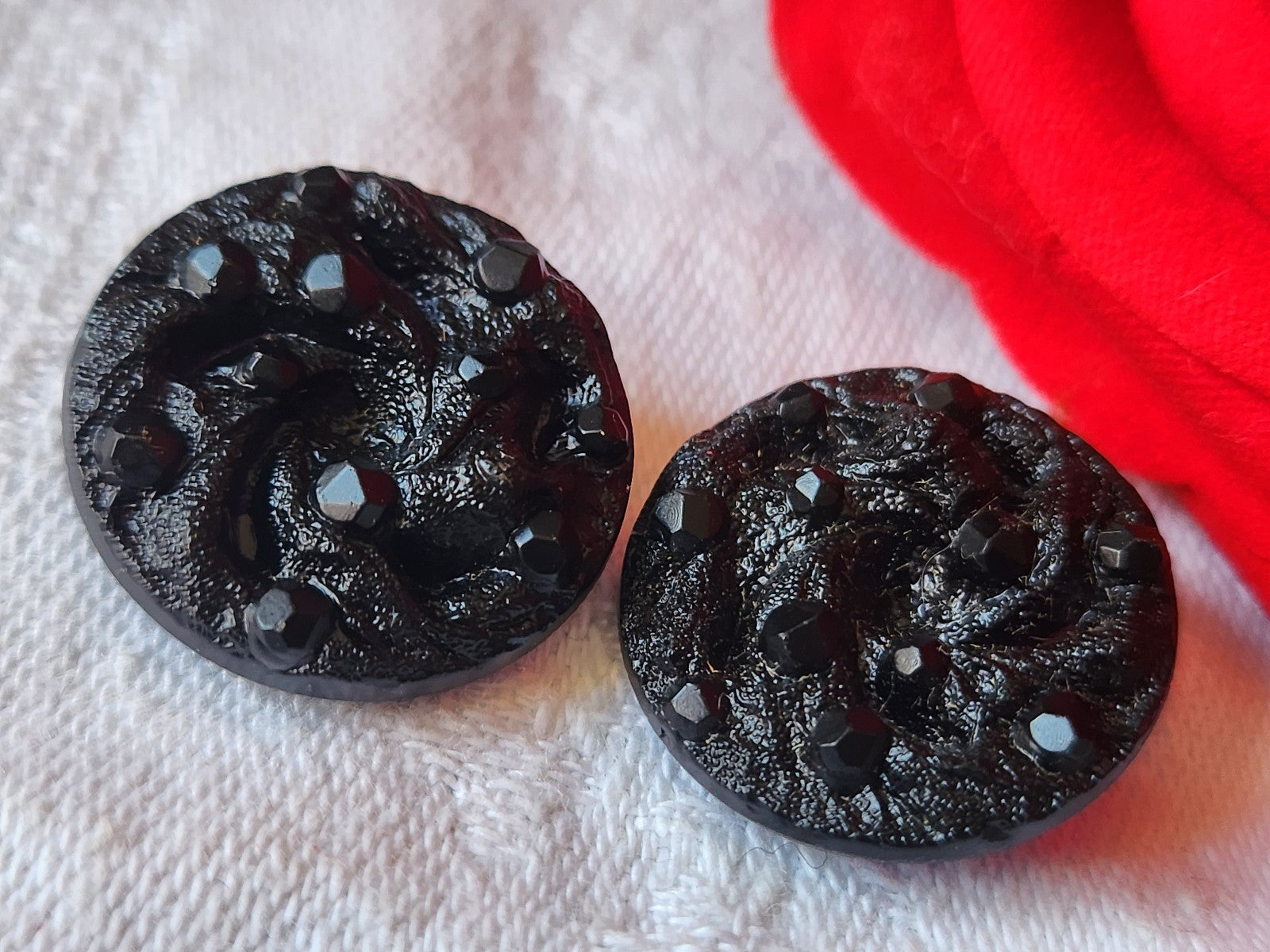Duo gros boutons vintage en verre noir mat ancien 2,2 cm D16A