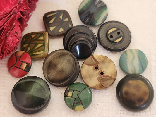 Lot 12 boutons anciens en celluloid panaché collection  1,3 à 1,8 cm ref 5930