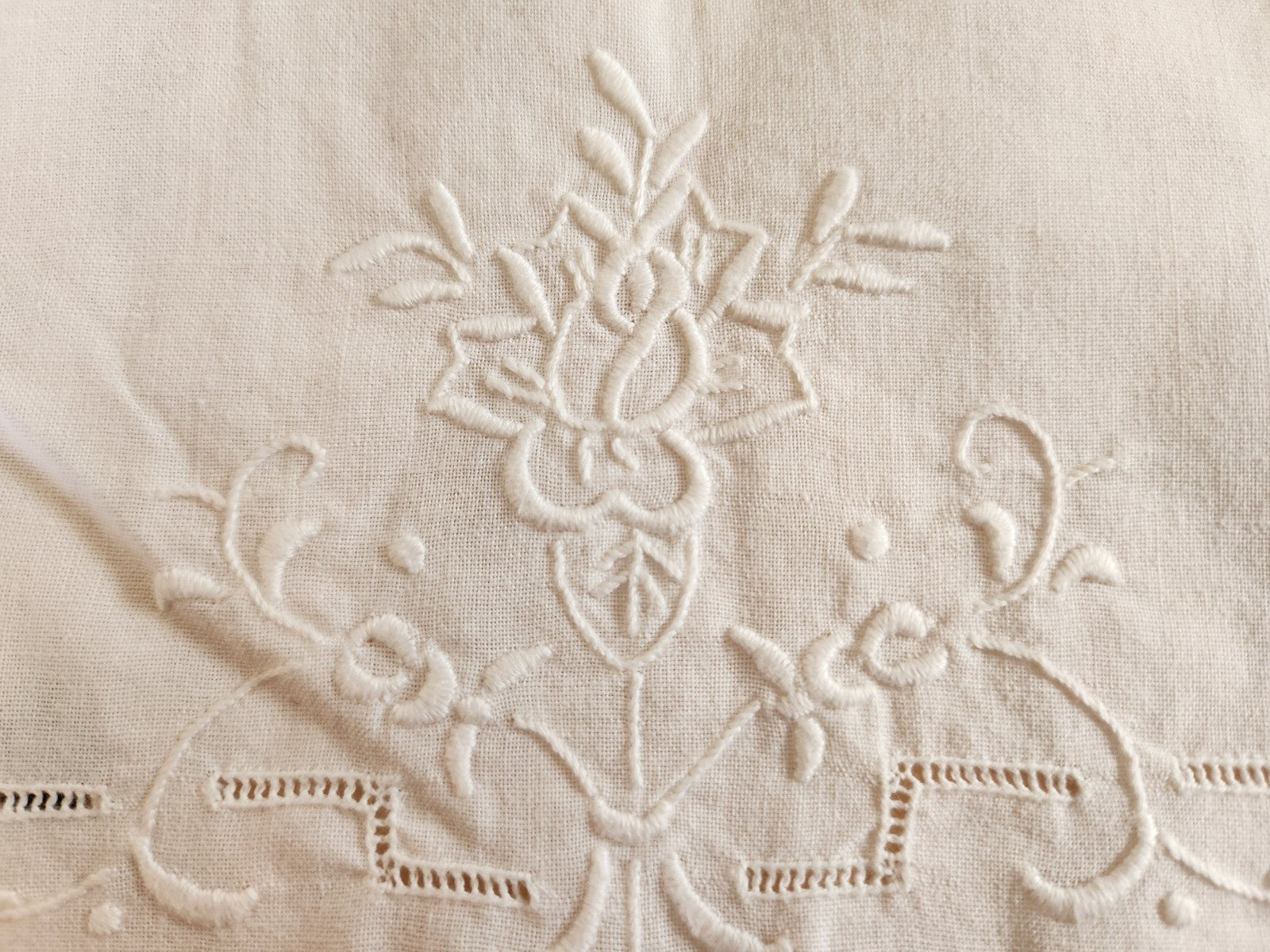 Broderie ancienne blanche pour création decor fleur ajouré T8