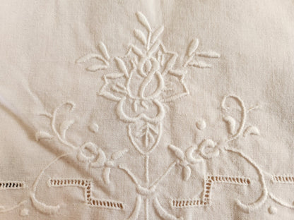 Broderie ancienne blanche pour création decor fleur ajouré T8