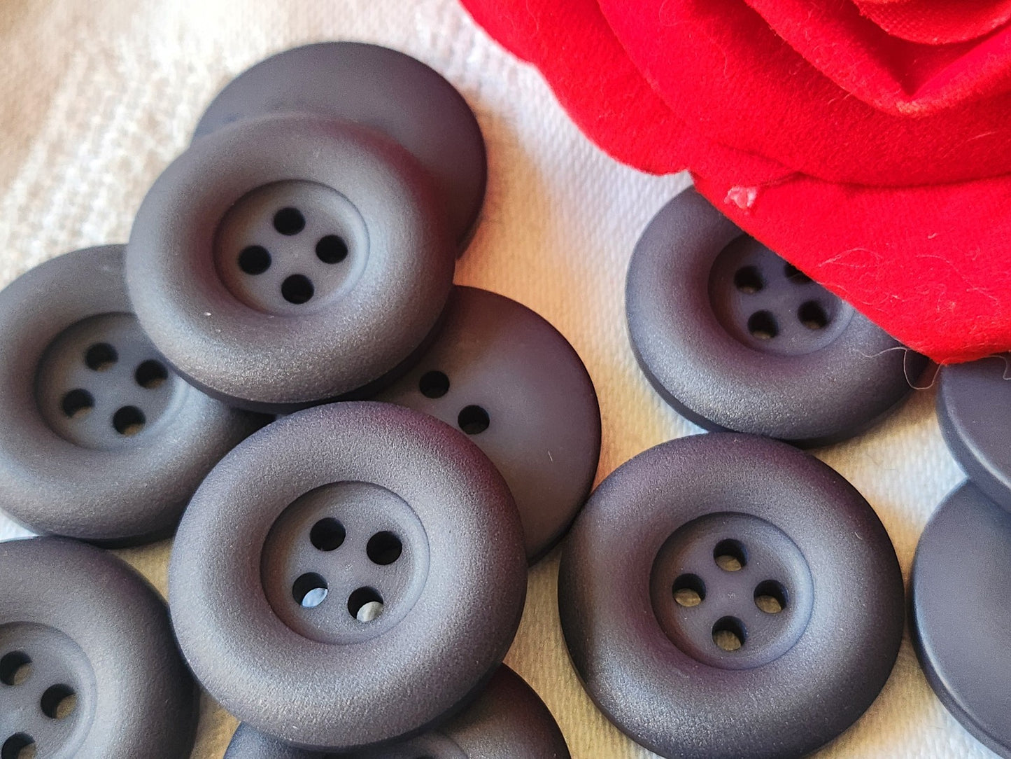 Lot 10 boutons vintage gris mat à trous 2,5 cm ref 4984