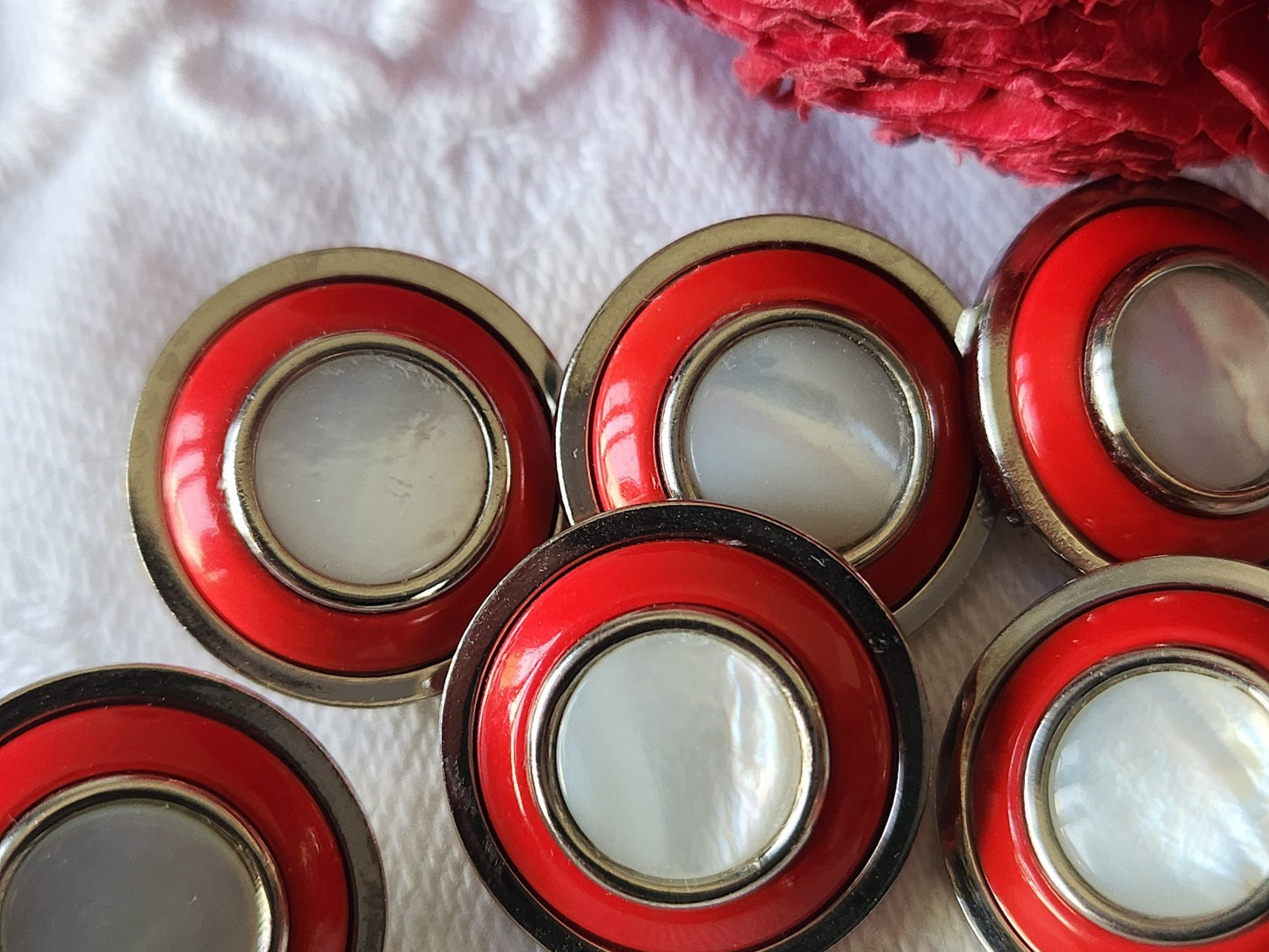Lot 6 boutons anciens en metal coeur en nacre rouge 1,7 cm ref 3736