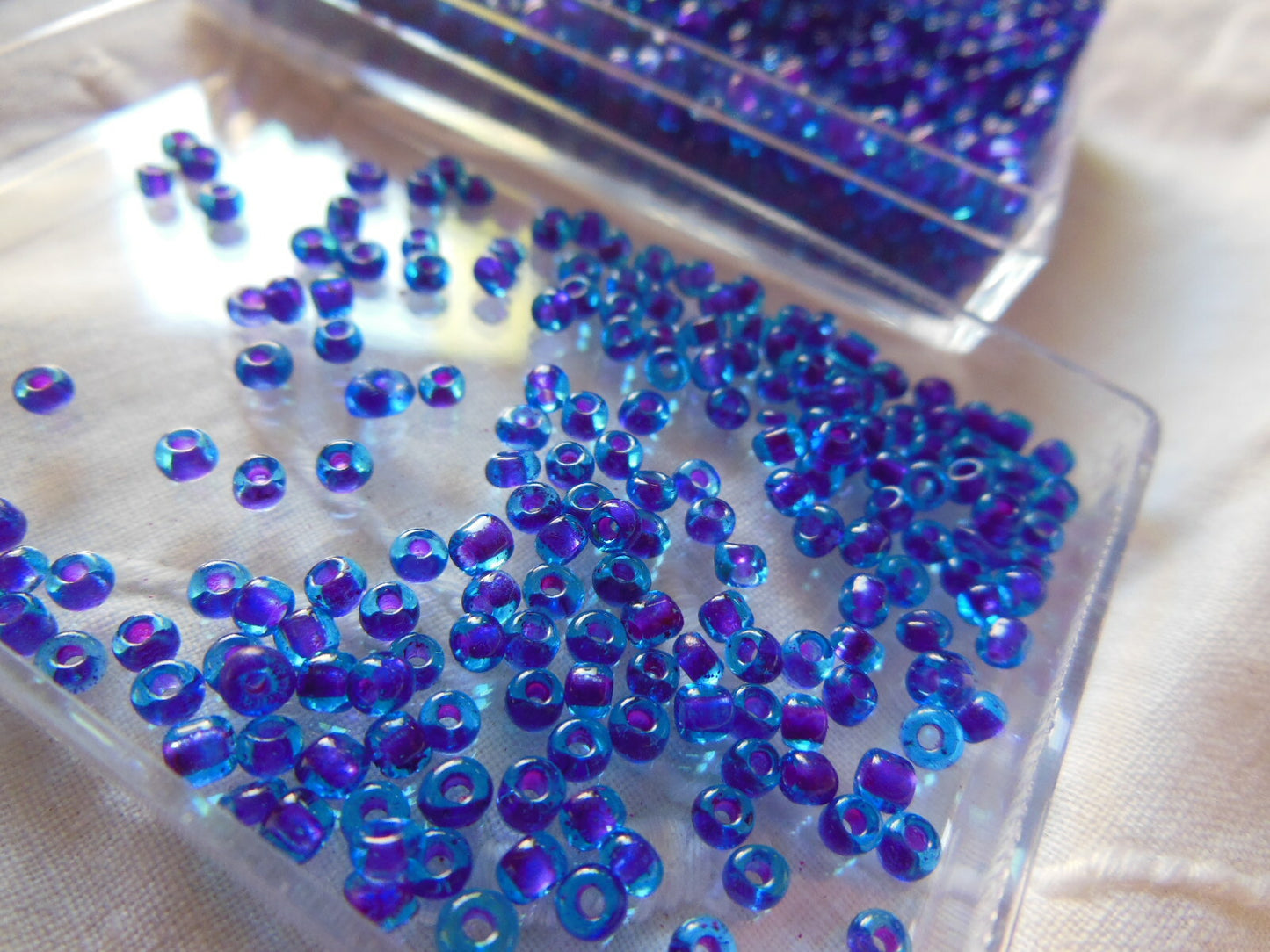 Lot environ 22  grammes de perles rocaille bicolore bleu violet n°11