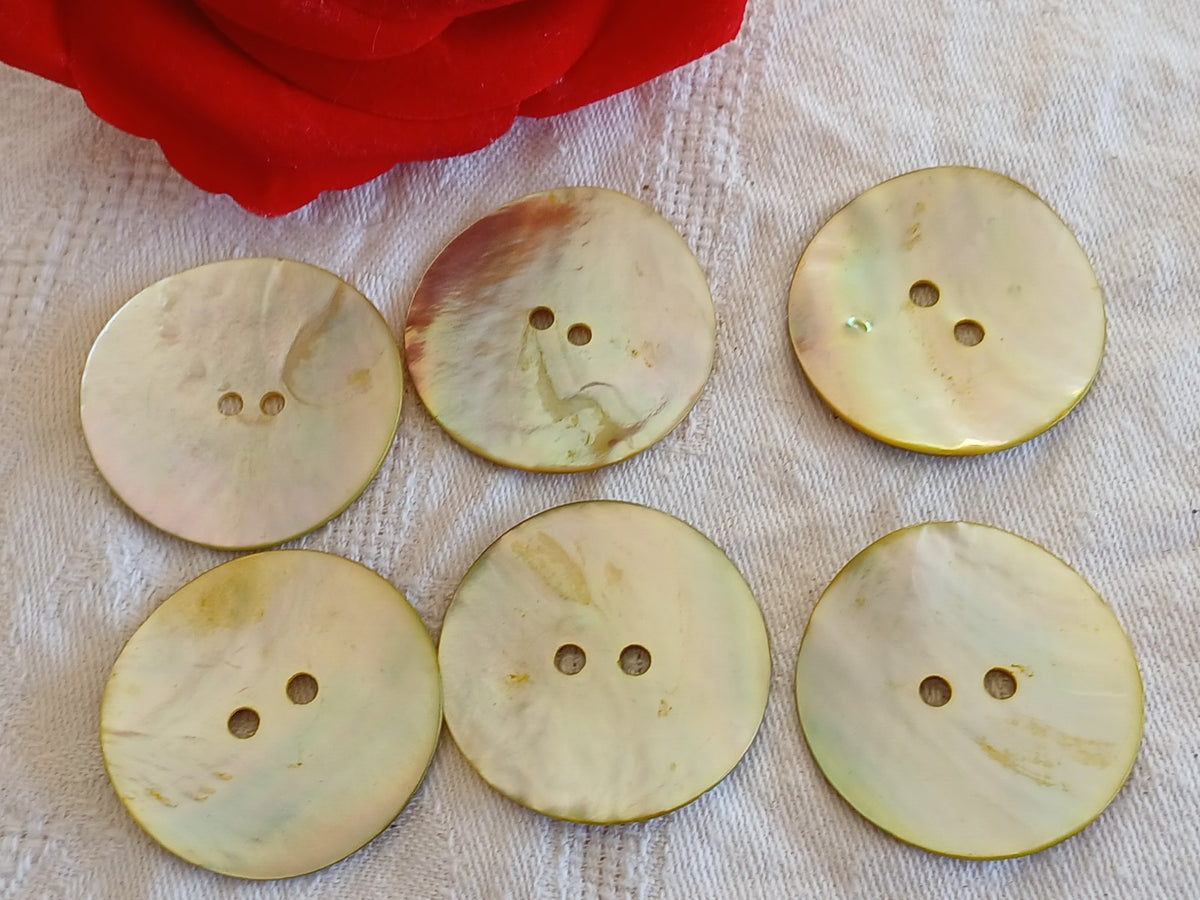 Lot 6 énormes boutons vintage en nacre jaune trous 3,4 cm ou 34 mm ref 6494