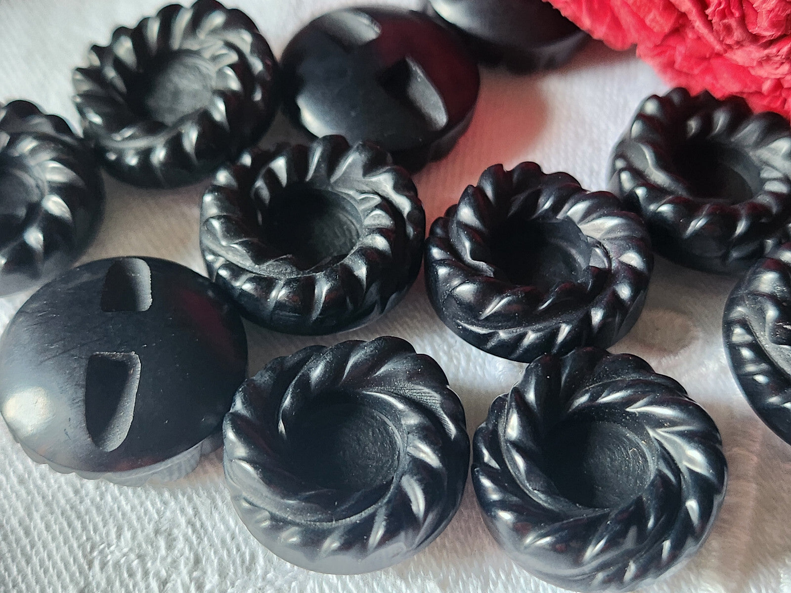 Lot 6 hauts boutons vintage  noir épais mat pied 1,8 cm ref 2357