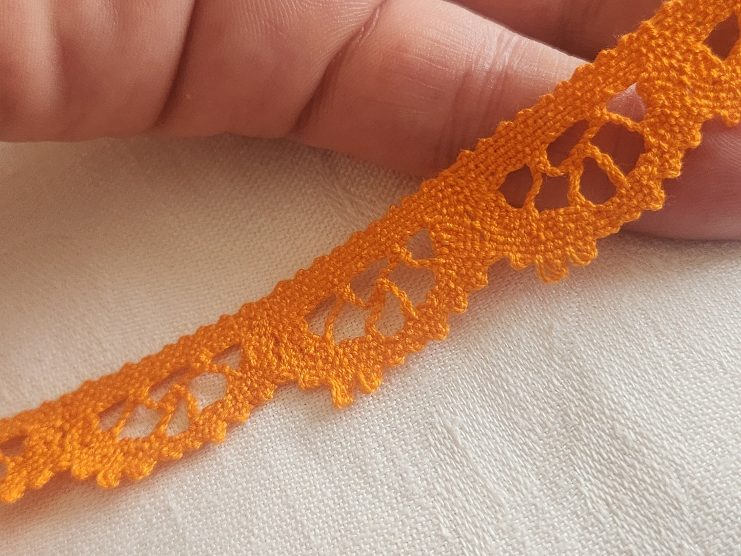 Dentelle vintage large orange 3 mètres sur 1,6 cm A5