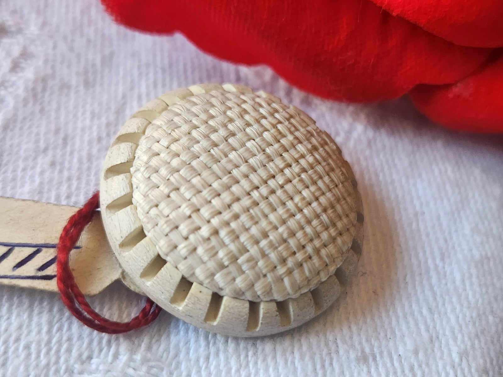 Boutons ancien passementerie créme  étiquette pied  2,4 cm D3J