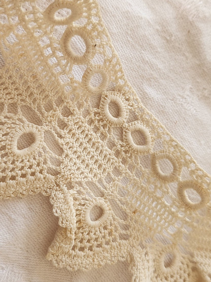 Encolure dentelle ancienne en un  seul tenant pourtour jupon poupée T2-4
