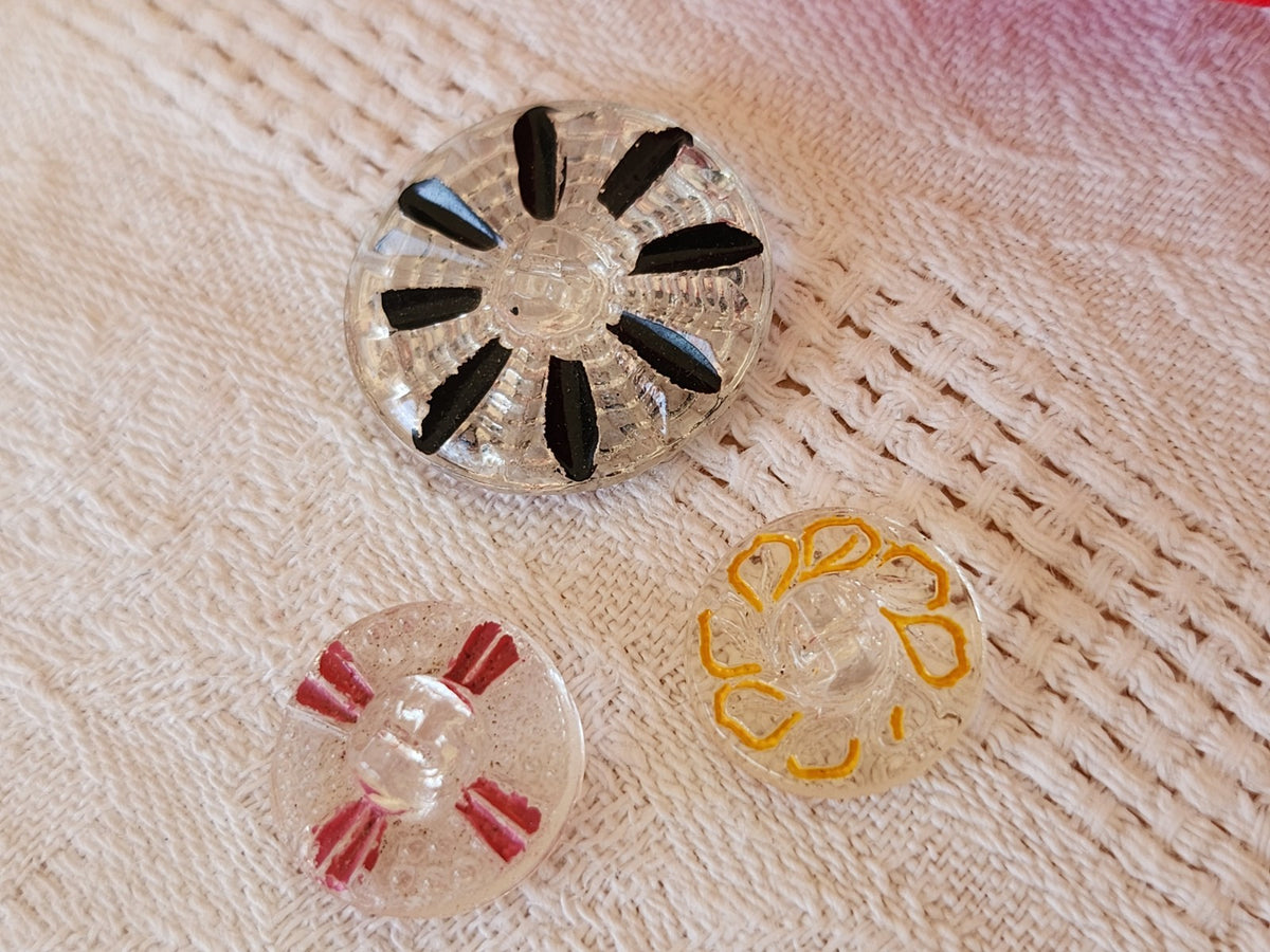 Trio  boutons anciens en verre peint transparent 1,4 cm et 2,2 cm D17M