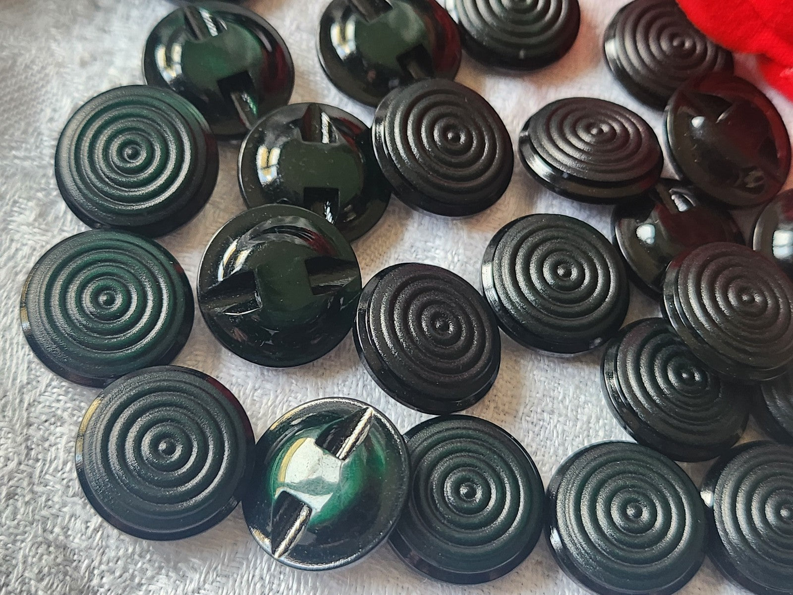 Lot 12  boutons vintage vert pied spirale 1,7 cm  ref 5580