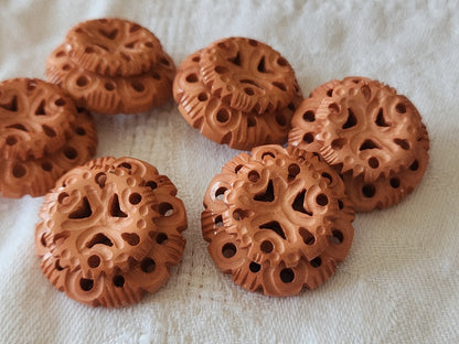 Lot 6 gros boutons anciens marron sculpté rose saumon 2,6 cm ref 5967