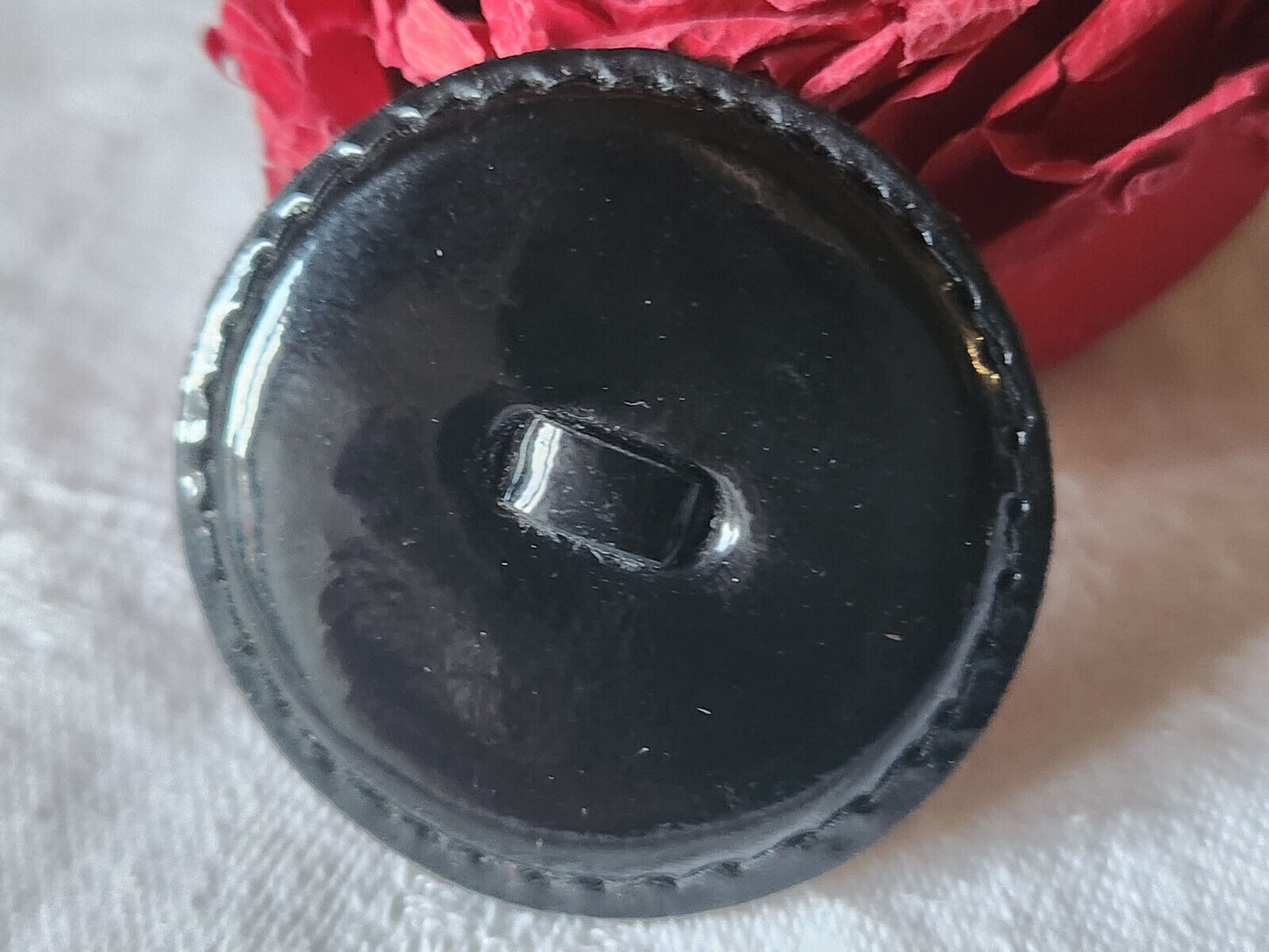 Gros bouton ancien en cuir verni 3,7 cm parurier collection ref 1737