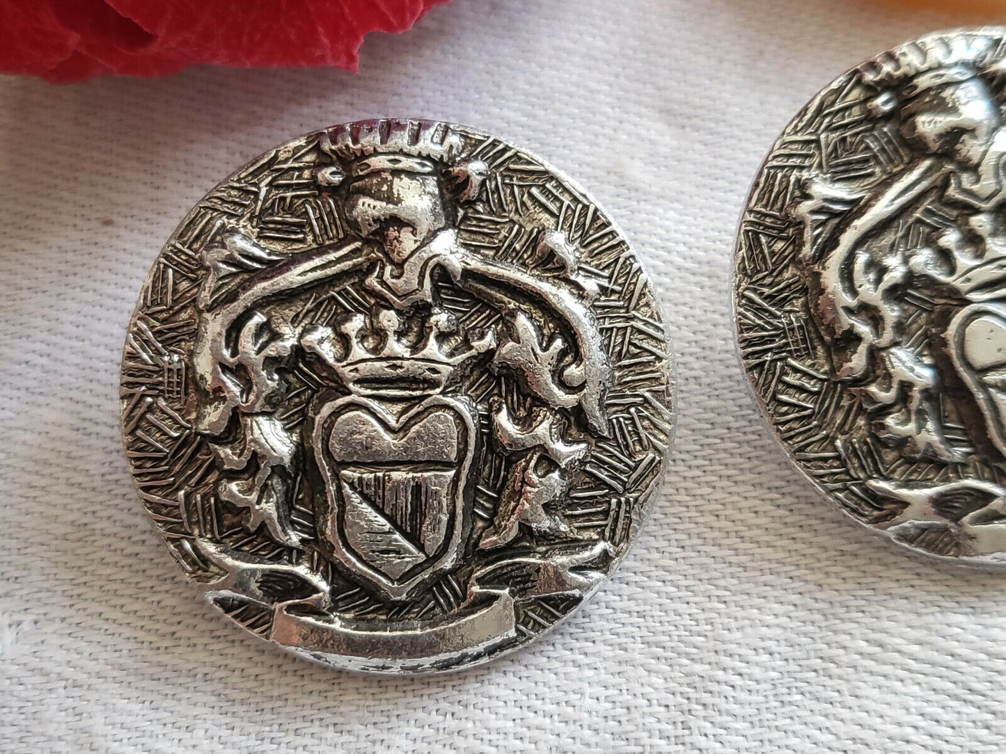 Duo gros boutons anciens en alliage argenté blason  2,9 cm G14O