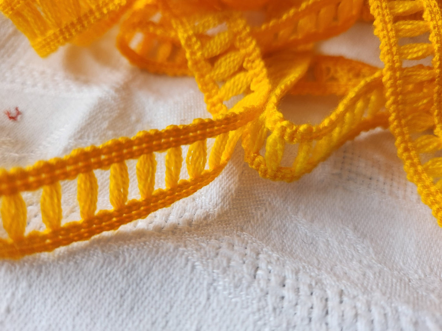 Dentelle vintage jaune echelle 6 mètres sur 1,5 cm A3
